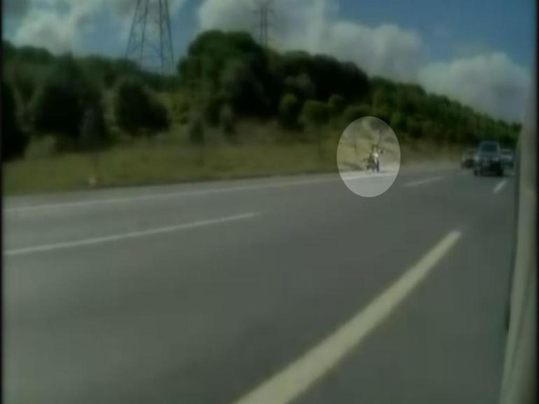 İstanbul havalimanı yolunda devrildi: Motosikletli kameraya takıldı