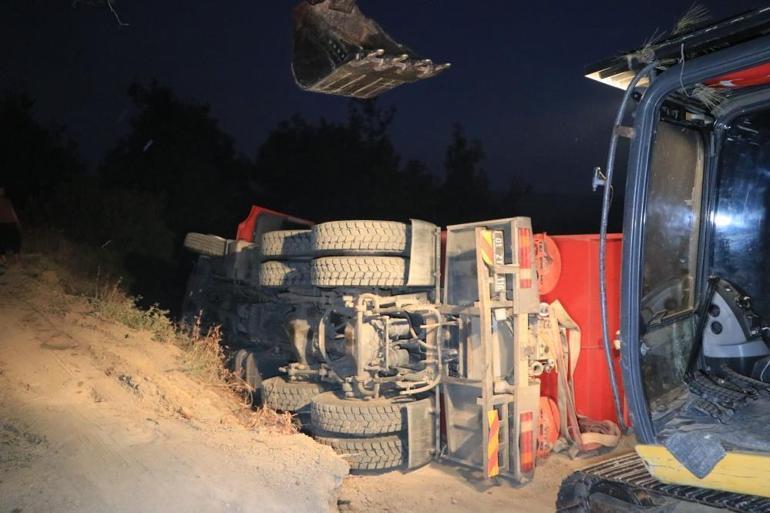Adanada orman yangını sürüyor Alevlere müdahale eden arazöz devrildi: 2 işçi yaralandı