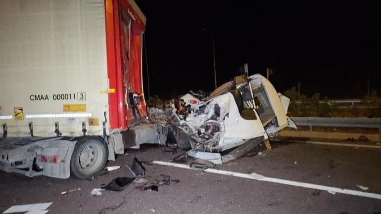 Bursa’da feci kaza Tır ile otomobil çarpıştı: 1 ölü, 7 yaralı