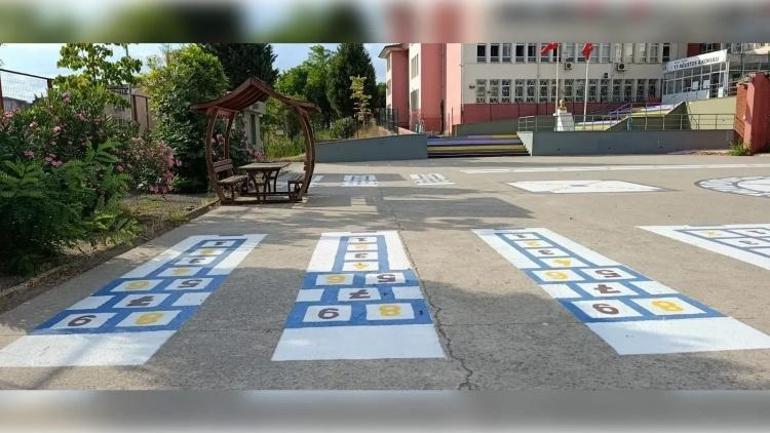 Okul müdür koltuğundan kalktı: Bahçeyi elleriyle çizip boyadı