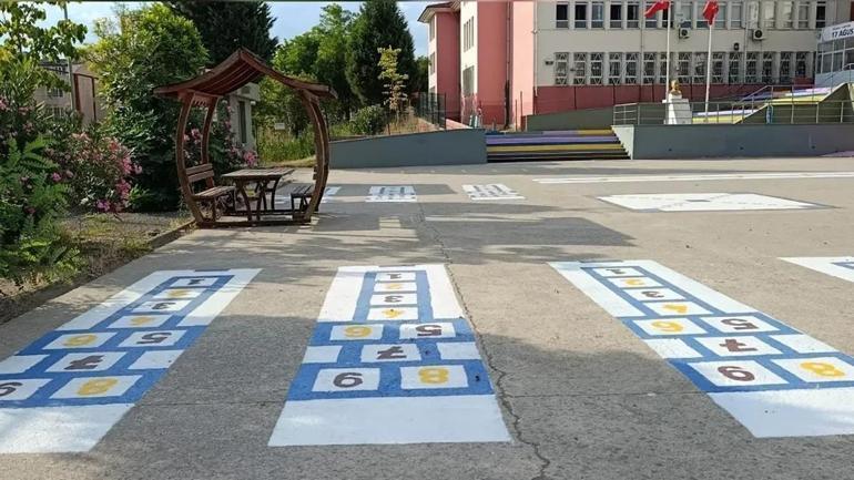 Okul müdür koltuğundan kalktı: Bahçeyi elleriyle çizip boyadı