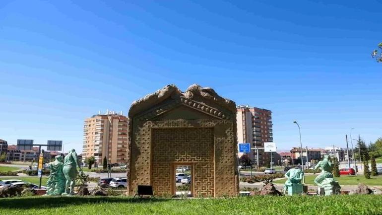 Eskişehir’de gören dönüp bir daha bakıyor: 5 metrelik eser dikkat çekti
