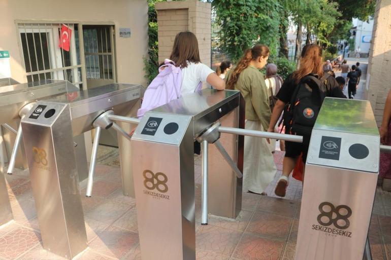 Adanada öğrenci okula giriyor, velinin telefonuna bildirim gidiyor
