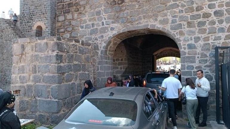 Diyarbakır İç Kalede görüldü: Kimse aldırış etmeyince üstünden araçlar geçti