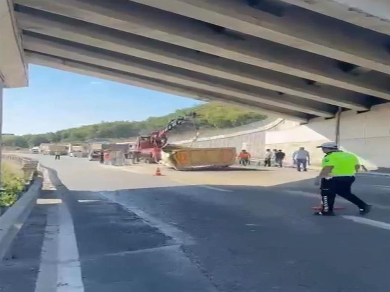 Çekmeköyde dorse kamyondan koptu: Trafik kilitlendi