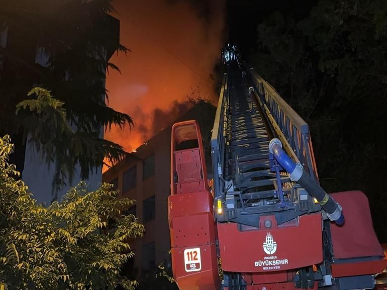 Bakırköyde korkutan yangın: 4 katlı binanın çatısı alev alev yandı