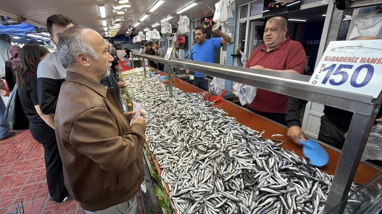 Palamut ve hamsiye yoğun ilgi Tezgahlarda metrelerce kuyruk oluştu