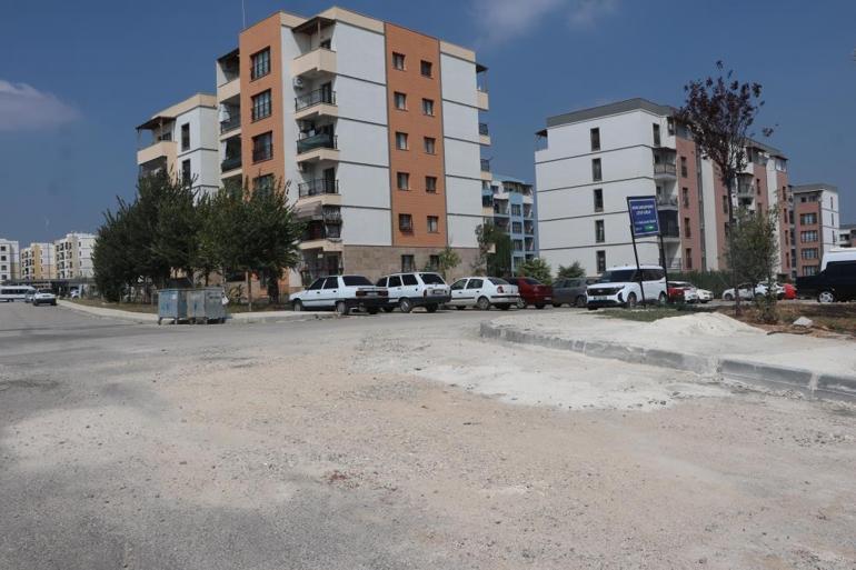 Adanada bakanlığın yaptığı toplu konutlar belediyeden yol bekliyor