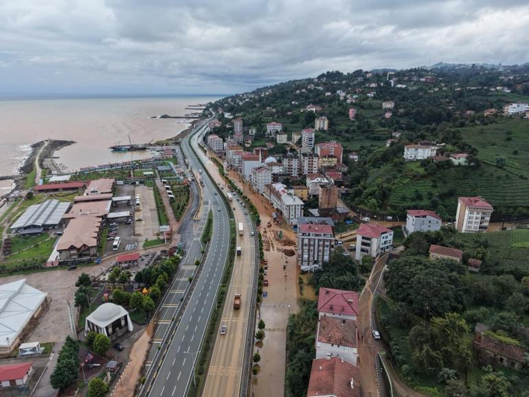Rize’de yağmur sonrası felaket: Yollar göle döndü, araçlar su içinde kaldı
