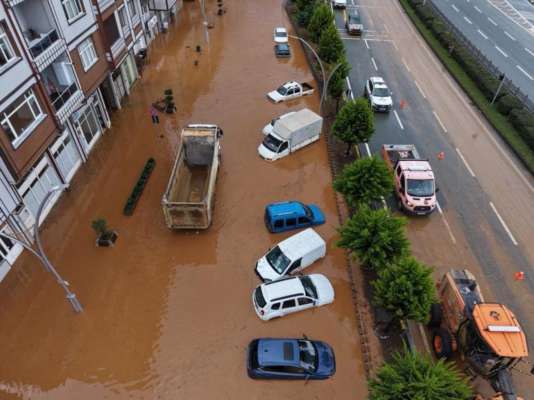 Rize’de yağmur sonrası felaket: Yollar göle döndü, araçlar su içinde kaldı