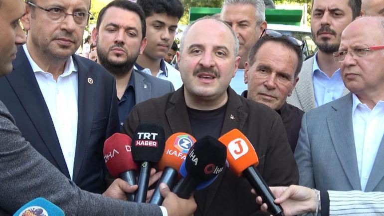 Mustafa Varank, vatandaşlara börek ikram ederken Özgür Özele cevap verdi