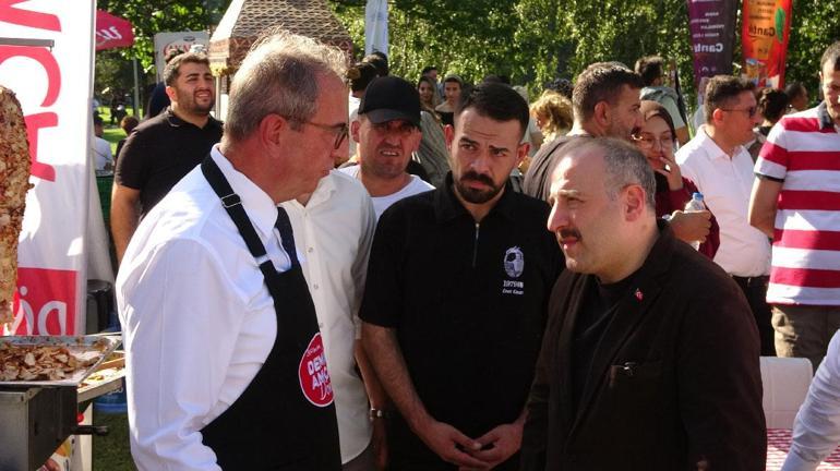 Mustafa Varank, vatandaşlara börek ikram ederken Özgür Özele cevap verdi