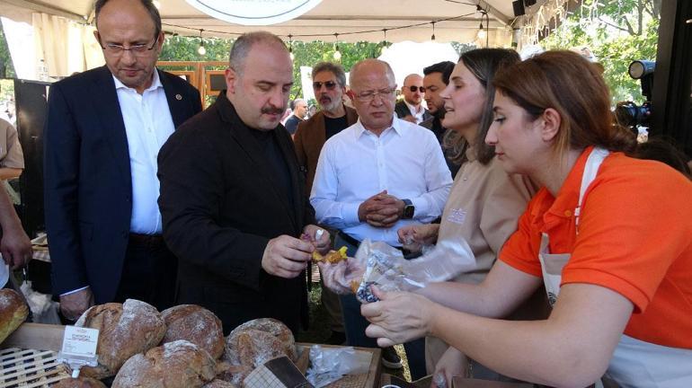 Mustafa Varank, vatandaşlara börek ikram ederken Özgür Özele cevap verdi