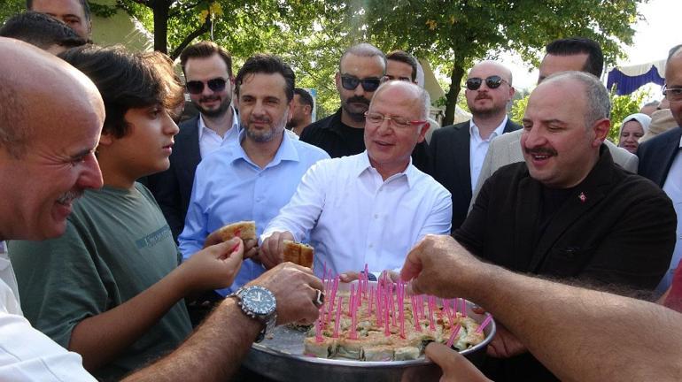 Mustafa Varank, vatandaşlara börek ikram ederken Özgür Özele cevap verdi