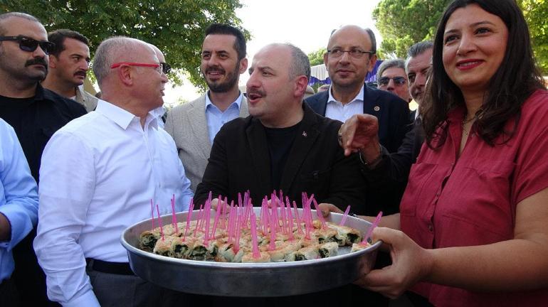 Mustafa Varank, vatandaşlara börek ikram ederken Özgür Özele cevap verdi