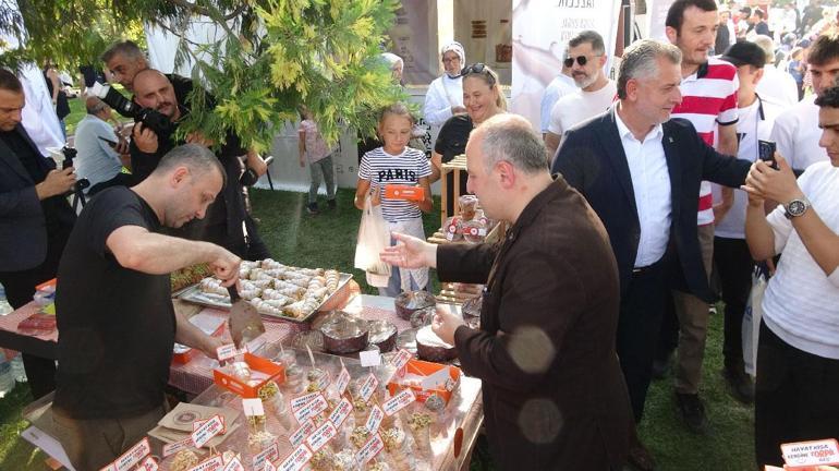 Mustafa Varank, vatandaşlara börek ikram ederken Özgür Özele cevap verdi