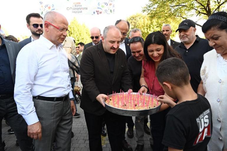 Mustafa Varank, vatandaşlara börek ikram ederken Özgür Özele cevap verdi