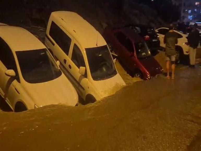Ankarada yağmur sonrası kabus: 20 araç birden çukura gömüldü