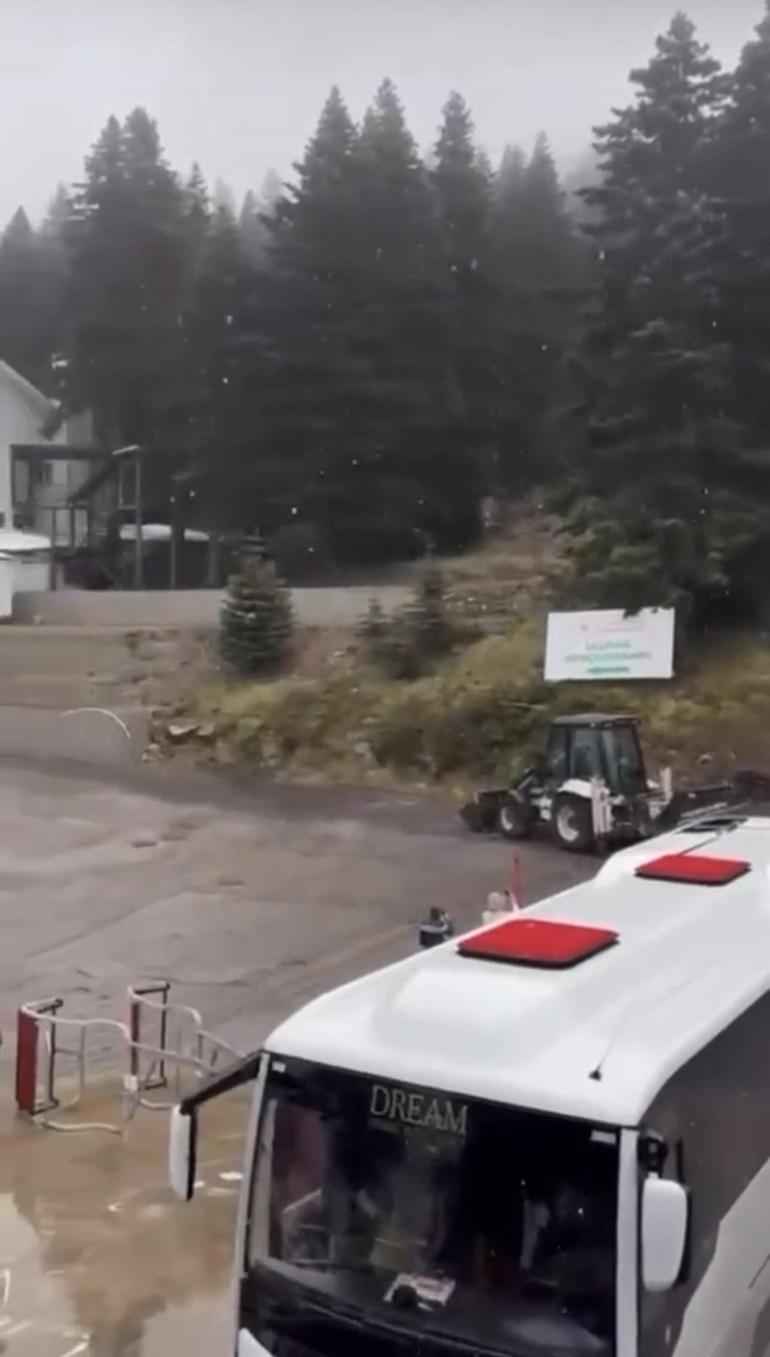 Kış turizminin beyaz cenneti Uludağa sezonun ilk karı yağdı
