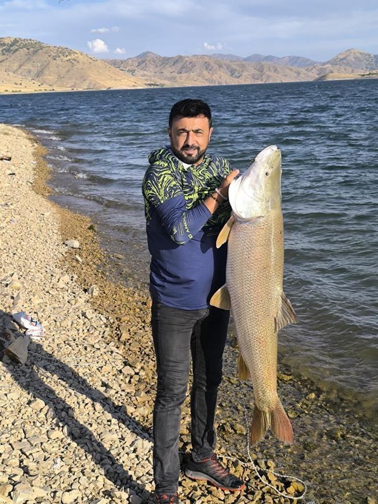 Elazığda oltasına takıldı Tam 30 kilo, balıkçılar dondu kaldı