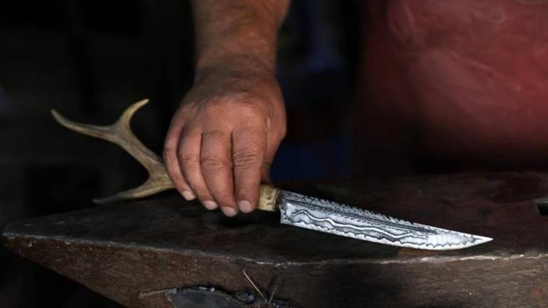 Boynuzdan sapını, çelikten gövdesini üretiyor: Konyada her biri farklı desende üretiyor