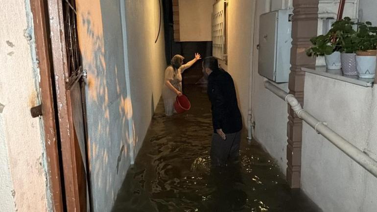 Sağanak hayatı felç etti Otomobil suya gömüldü, evleri su bastı