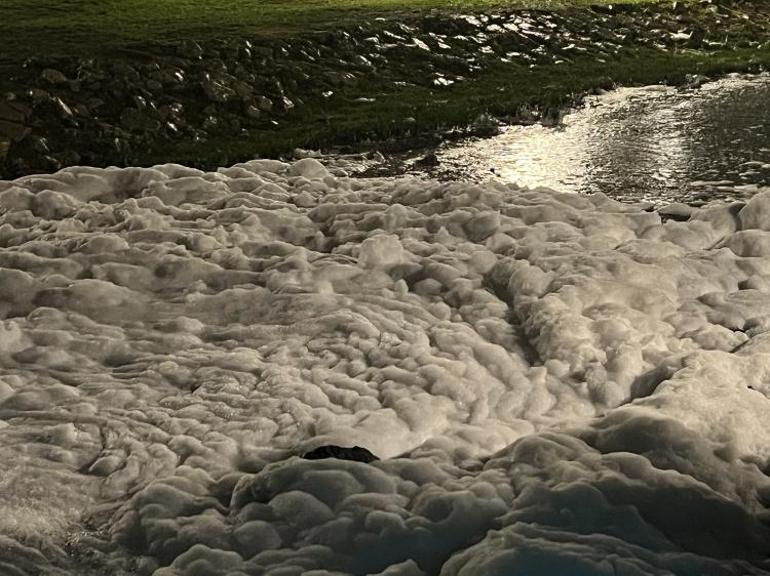 İzmitte sahildeki köpükler merak uyandırdı