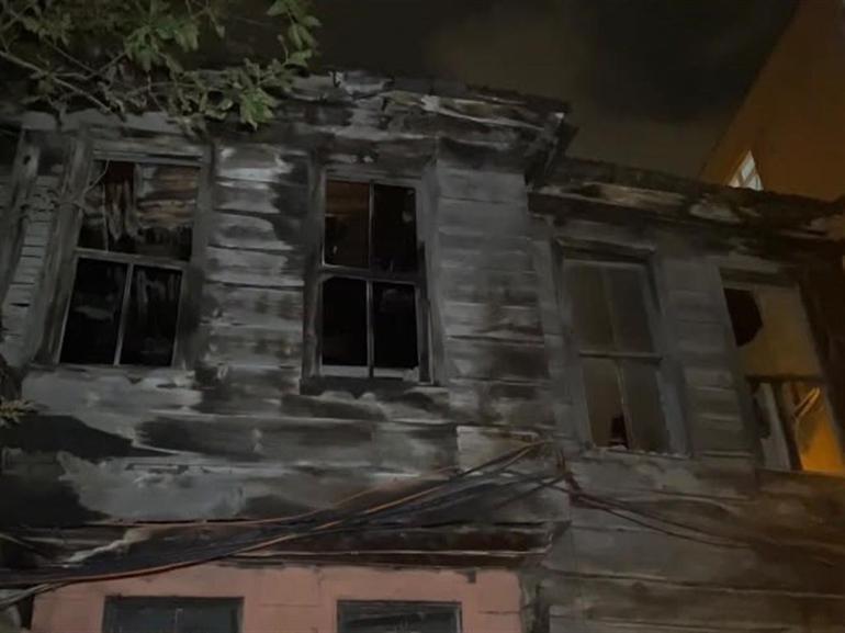 Fatihte korkutan anlar: Metruk bina çöktü