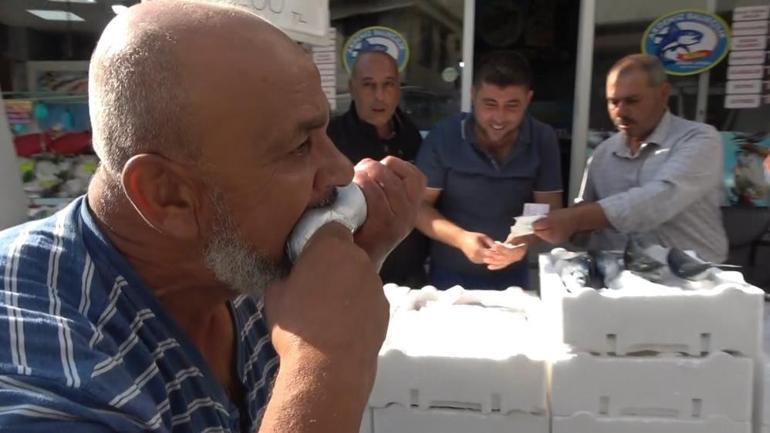 Fiyatlar 100 liraya düştü, balıkçı çiğ çiğ yedi