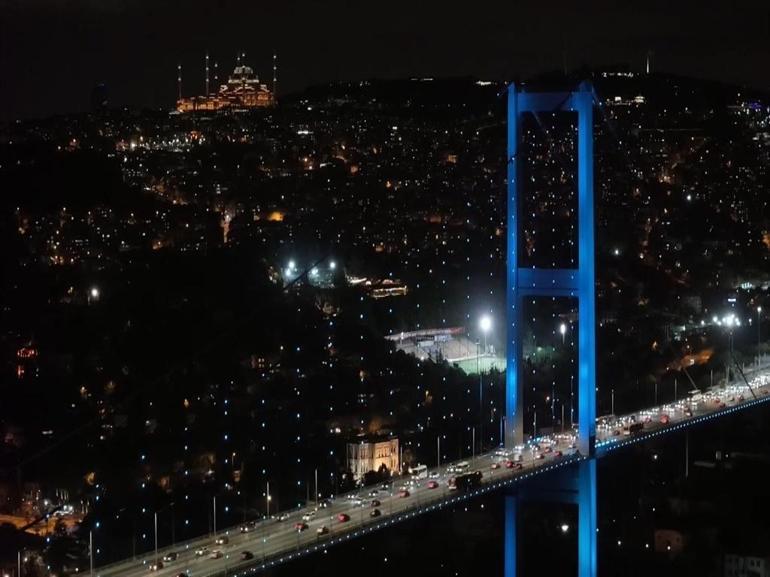 Boğazdaki köprüler turkuaz renge büründü