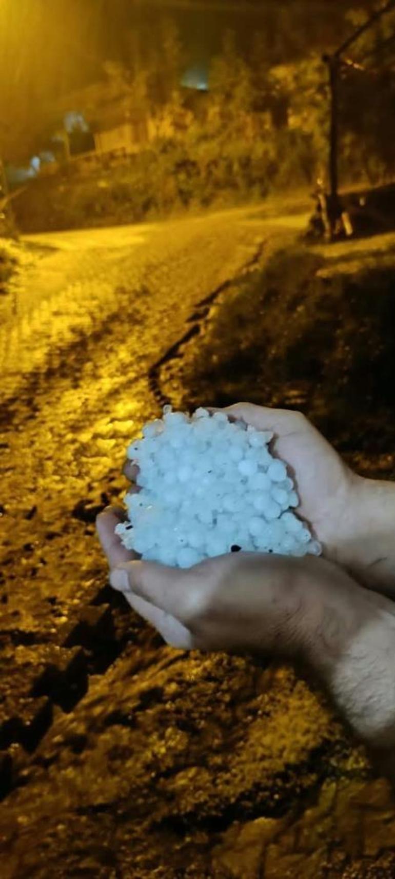 Ceviz büyüklüğünde dolu yağdı, bazı araçlar hasar gördü