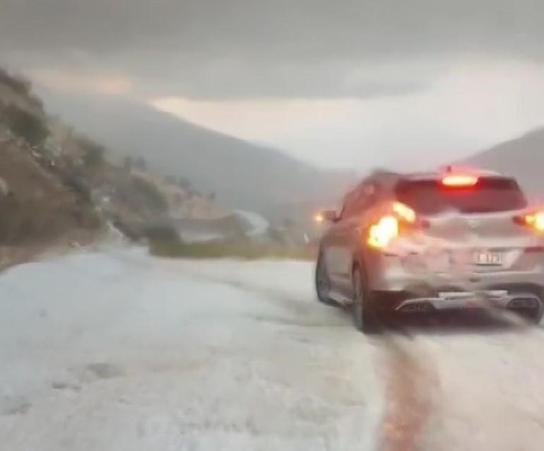 Malatyada dolu yağışı Yolları kısa sürede beyaza bürüdü