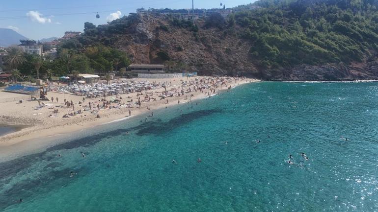 Doğuda kar havası baş gösterdi Antalya plajlarında yazdan kalma günler