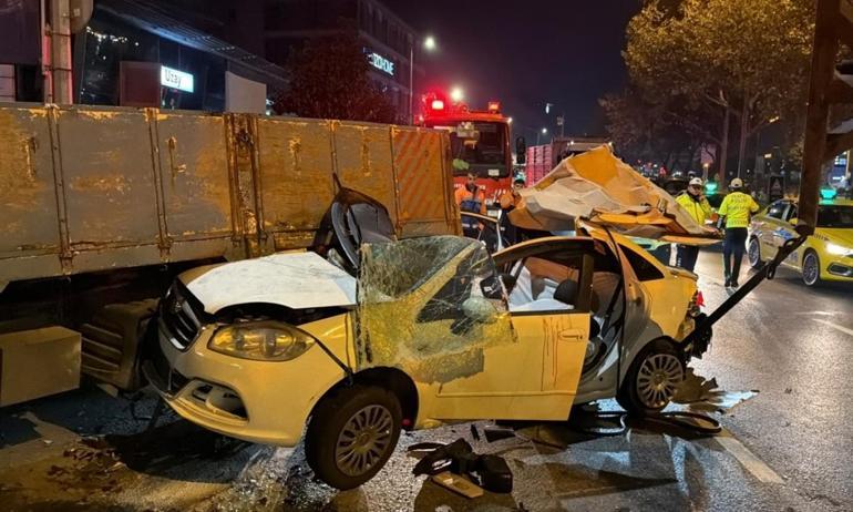 Beyoğlunda otomobil, taksiye çarpıp kamyonetin altına girdi: 3 yaralı