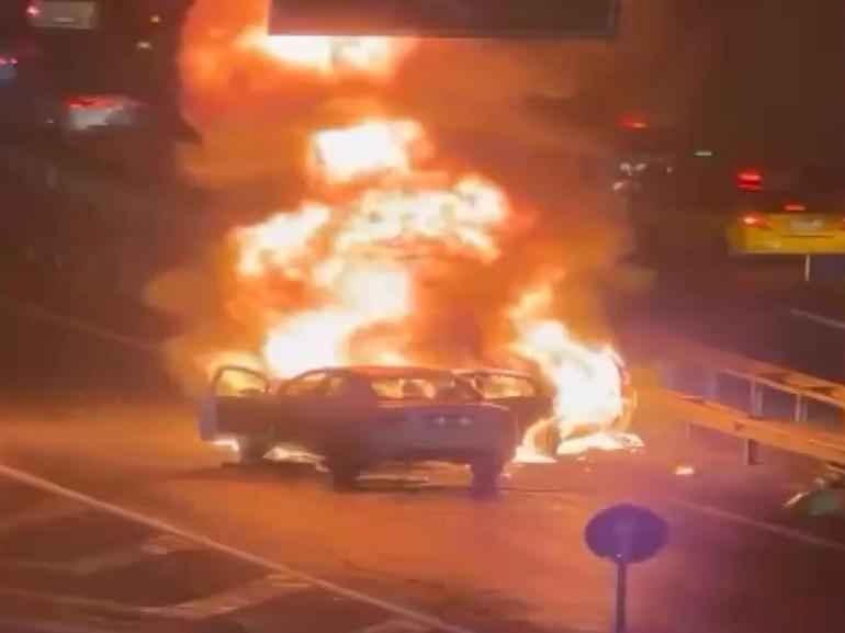 Sarıyer TEM Otoyolu’nda otomobil duran taksiye çarptı: 2 araç yandı, 5 kişi yaralandı