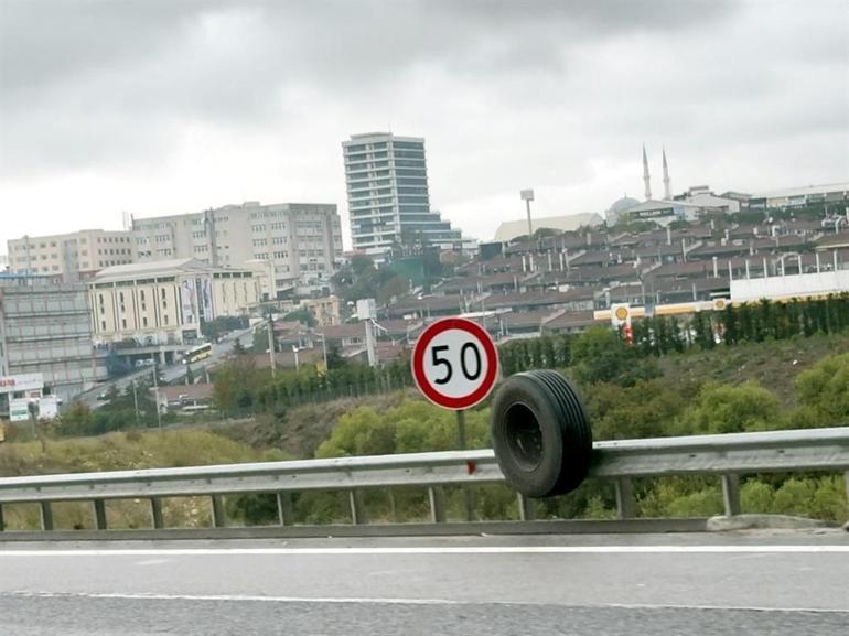 Başakşehirde otoyolda kopan TIR lastiği tehlike yarattı