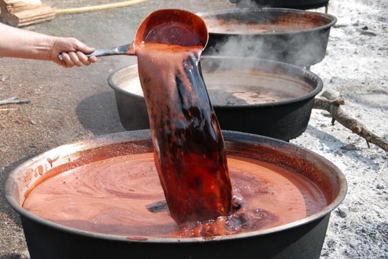 5 kilosu kaynayınca 1 kiloya düşüyor Zorlu şartlarda toplanan ürünün kilogramı 500 liradan satılıyor