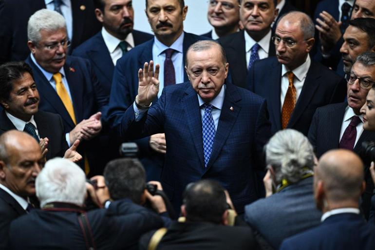 Cumhurbaşkanı Erdoğandan Özgür Özele tepki: Hayırdır kiminle savaştasınız