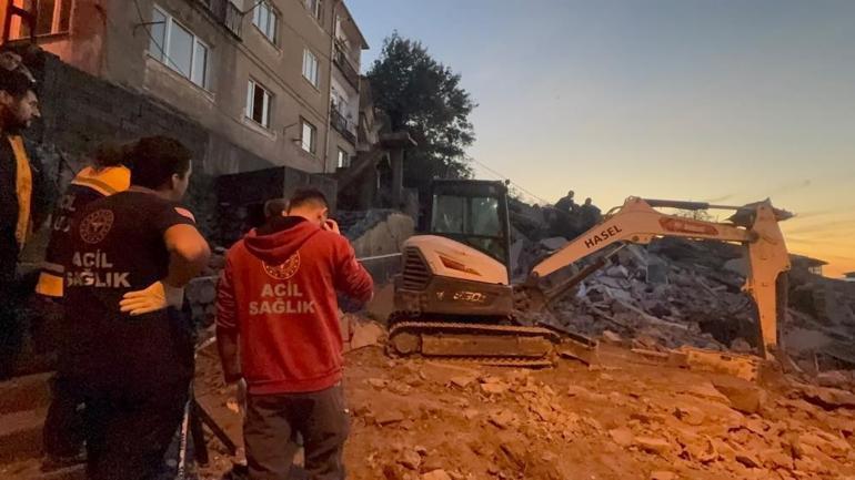 Zonguldakta 3 katlı bina çöktü 1 kişi kurtarıldı, enkaz altındaki kişiyi kurtarma çalışmaları sürüyor