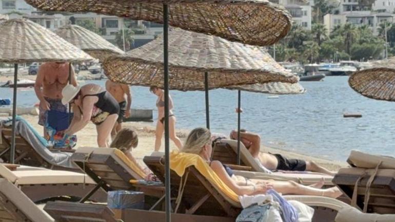 Kışa aldırmadılar, güneşi görünce denize akın ettiler