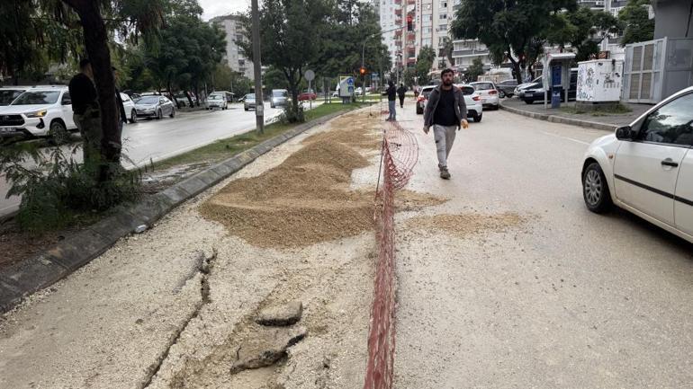 Adana’da şiddetli yağış Yol çöktü, araçlar içine düştü