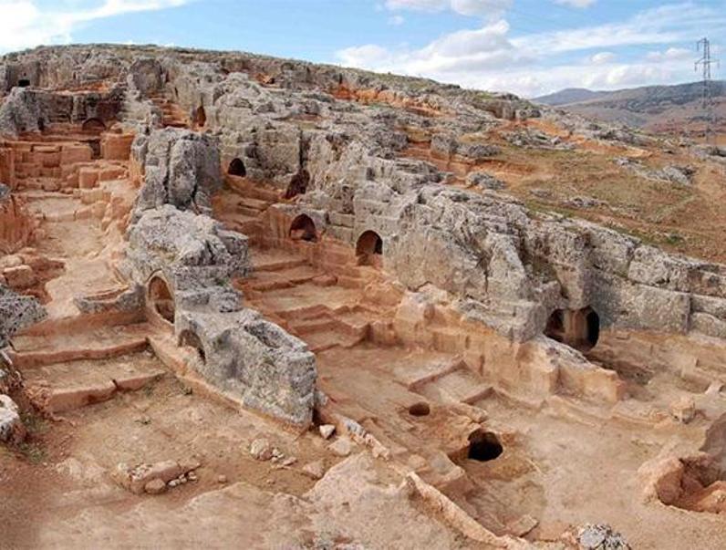 Perre Antik Kenti ve Kaya Mezarları