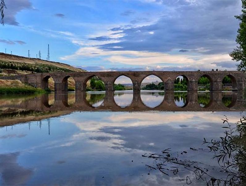 On Gözlü Köprü (Dicle Köprüsü)