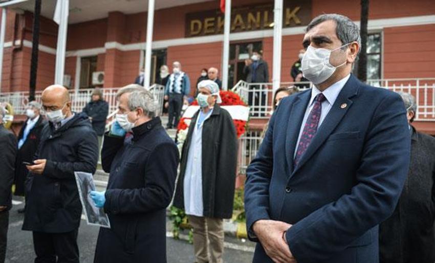 Corona virüsten hayatını kaybeden Prof. Dr. Öz için Cerrahpaşa'da 1 dakikalık saygı duruşu