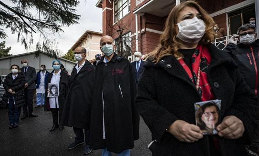 Corona virüsten hayatını kaybeden Prof. Dr. Öz için Cerrahpaşa'da 1 dakikalık saygı duruşu