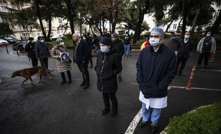 Corona virüsten hayatını kaybeden Prof. Dr. Öz için Cerrahpaşa'da 1 dakikalık saygı duruşu