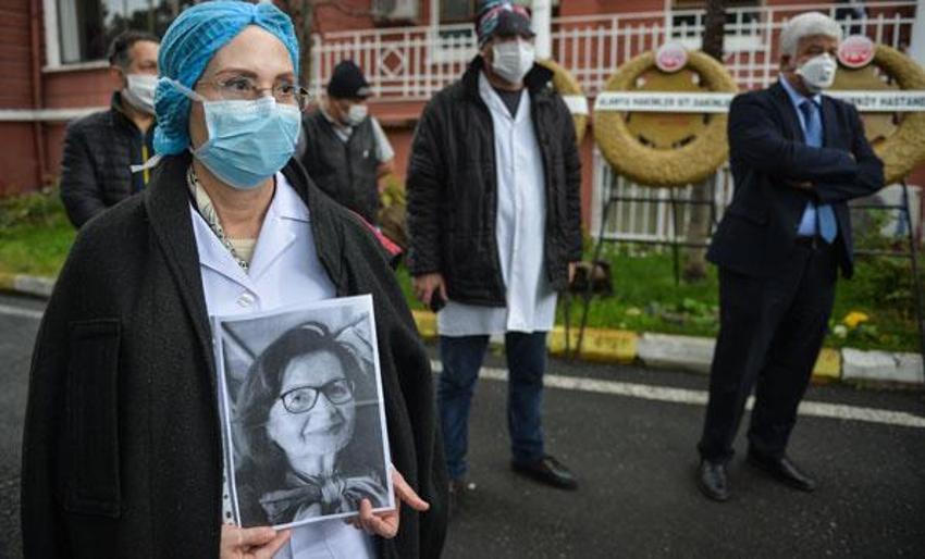 Corona virüsten hayatını kaybeden Prof. Dr. Öz için Cerrahpaşa'da 1 dakikalık saygı duruşu