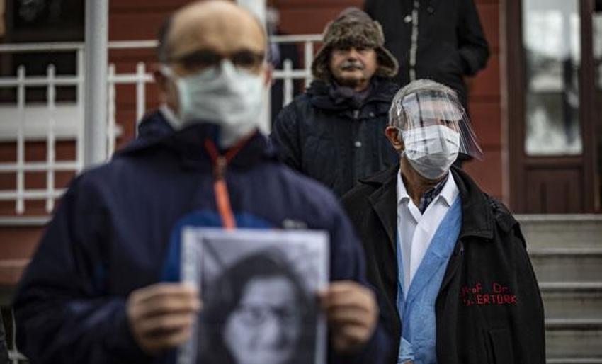 Corona virüsten hayatını kaybeden Prof. Dr. Öz için Cerrahpaşa'da 1 dakikalık saygı duruşu