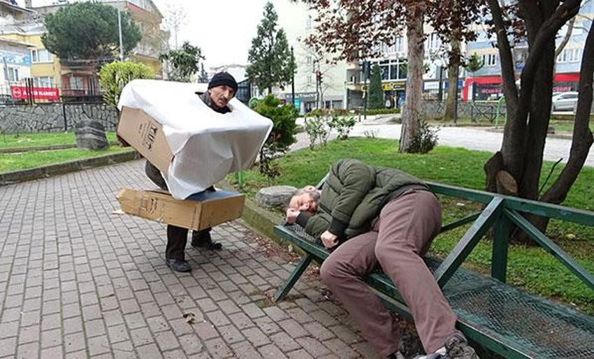 'Corona virüs kostümlü' ile sokağa indi! İnsanlar bayıldı