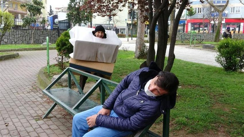 'Corona virüs kostümlü' ile sokağa indi! İnsanlar bayıldı